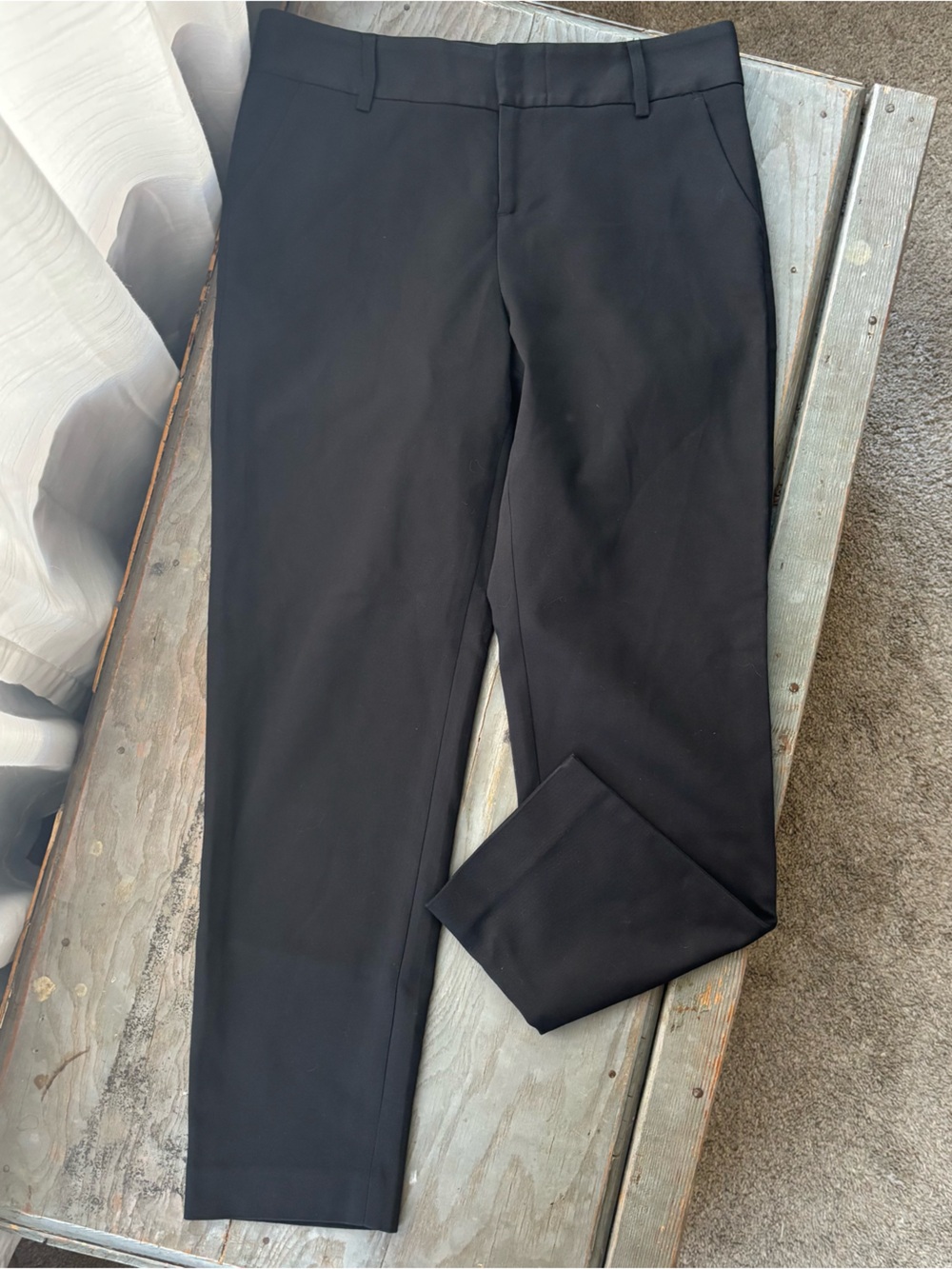 Alice + Olivia Black Employed crop pants | size 4